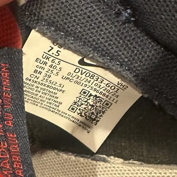 Nike Air Women's 7.5 Navy Red Skate Sneakers Preowned still very good! - Picture 2 of 3